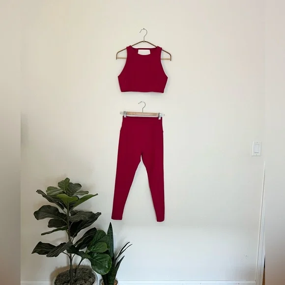 Beyond Yoga High Neck Open Back Sports Bra and Leggings SET Dragonfruit Sangria - Picture 2 of 5